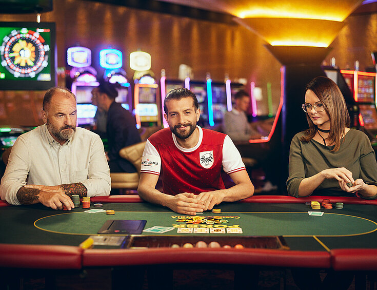 Casinos Austria Casino Cup Poker Spieler mit Fußball-Trikot am Poker-Tisch