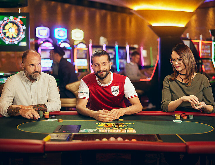 Casinos Austria Casino Cup Poker Spieler mit Fußball-Trikot am Poker-Tisch