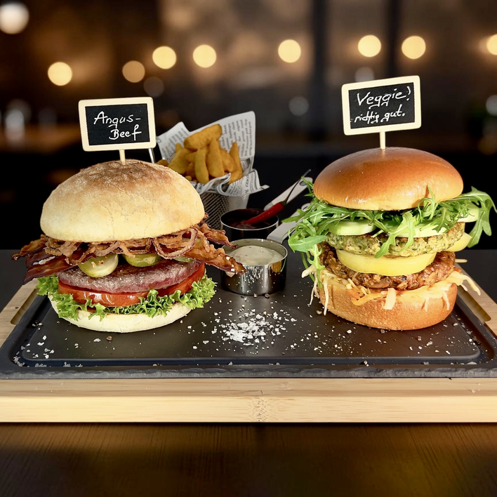 Zwei Burger kreativ angerichtet