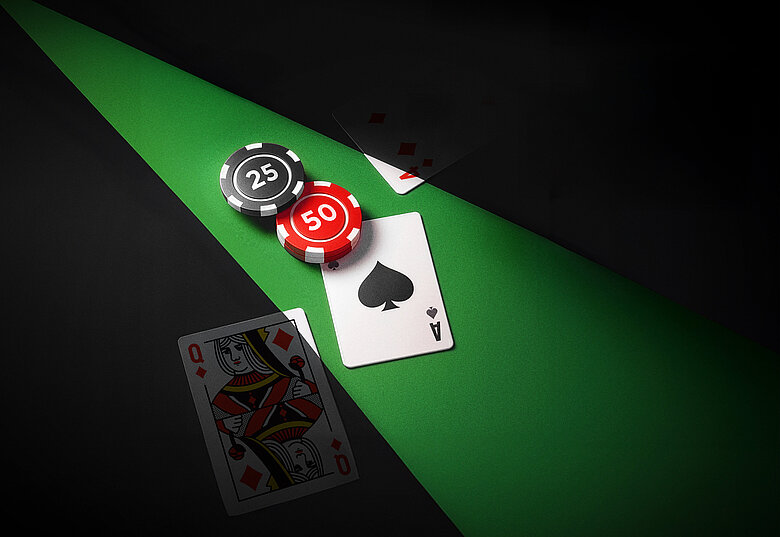 Cash Game Poker Tisch Ausschnitt mit Jetons und Karten