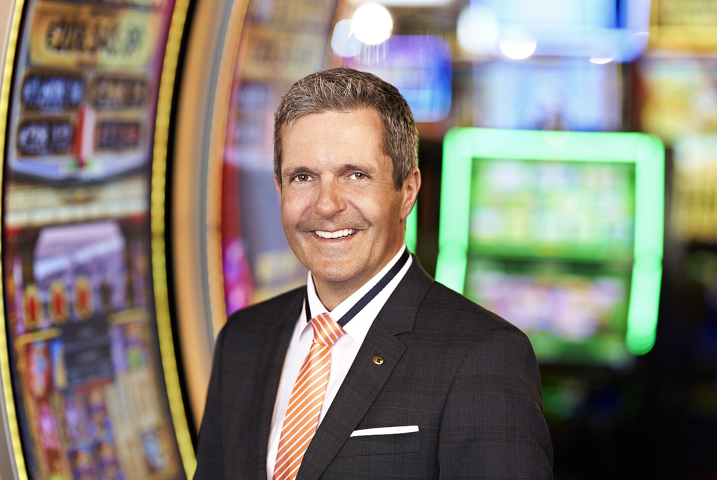 Casino Innsbruck Direktor Robert Friesser vor Spielautomaten