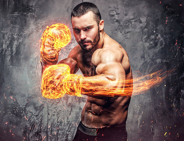 (c) Shutterstock Boxer hat Feuer-Fäuste