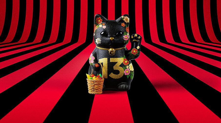 13er Glückskatze mit Blumen und Korb auf rot-schwarz-gestreiftem Hintergrund