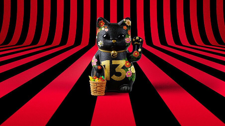 13er Glückskatze mit Blumen und Korb auf rot-schwarz-gestreiftem Hintergrund