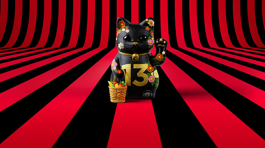 13er Glückskatze mit Blumen und Korb auf rot-schwarz-gestreiftem Hintergrund