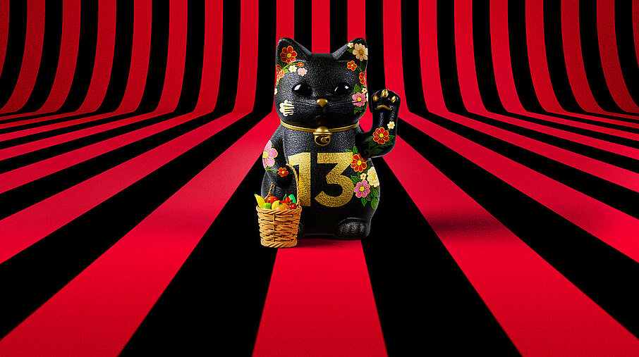 13er Glückskatze mit Blumen und Korb auf rot-schwarz-gestreiftem Hintergrund