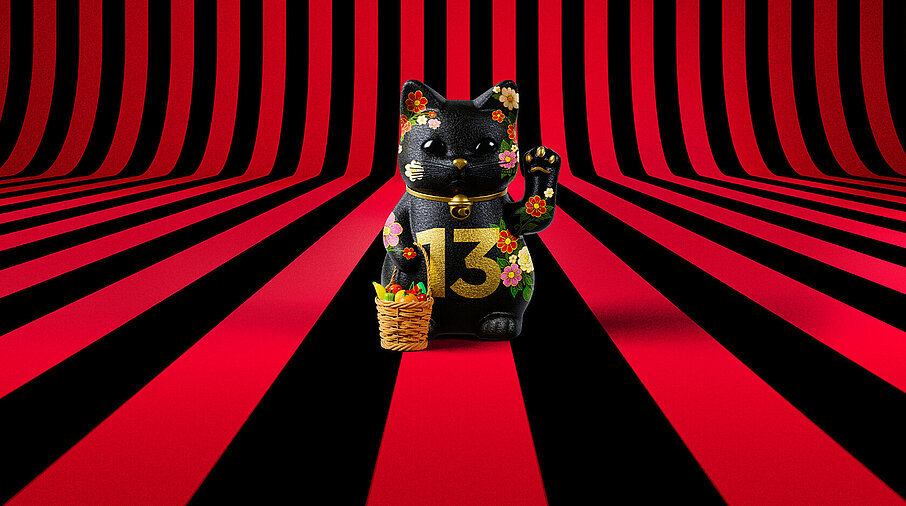 13er Glückskatze mit Blumen und Korb auf rot-schwarz-gestreiftem Hintergrund