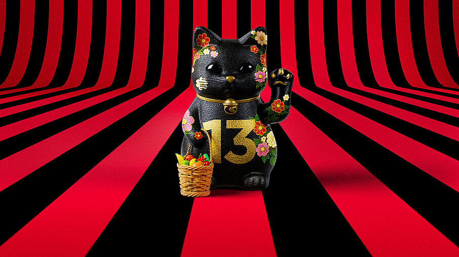 13er Glückskatze mit Blumen und Korb auf rot-schwarz-gestreiftem Hintergrund