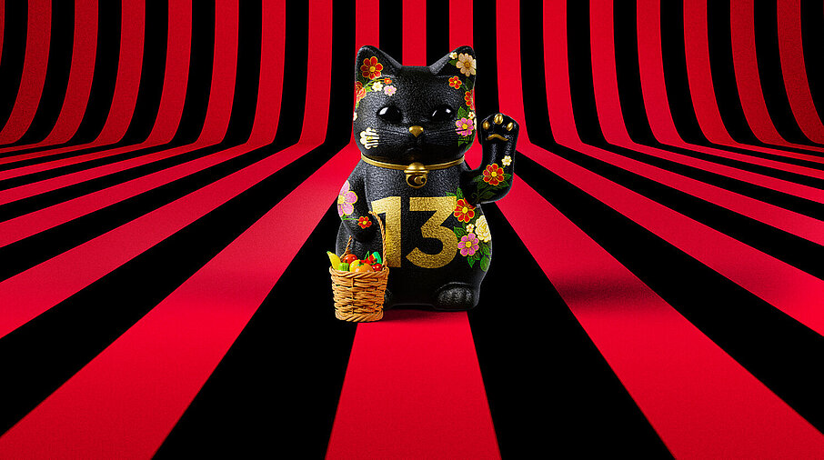13er Glückskatze mit Blumen und Korb auf rot-schwarz-gestreiftem Hintergrund