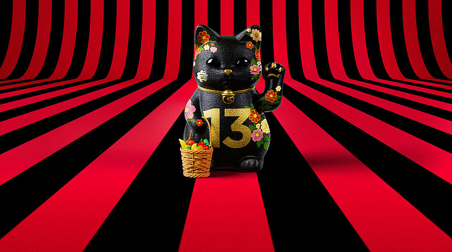 13er Glückskatze mit Blumen und Korb auf rot-schwarz-gestreiftem Hintergrund