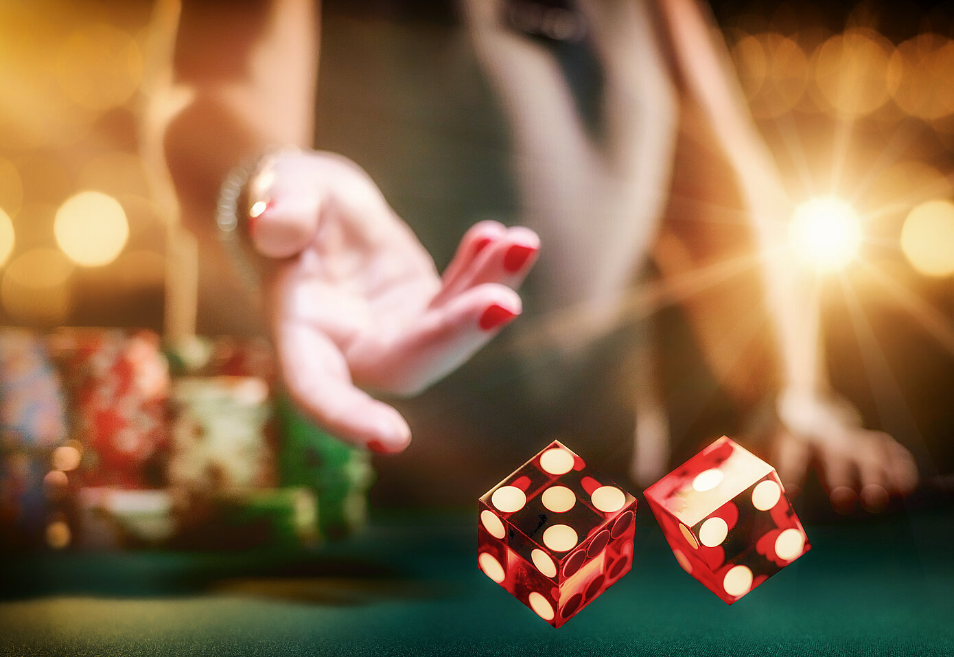 Damenhand mit 2 roten Würfeln