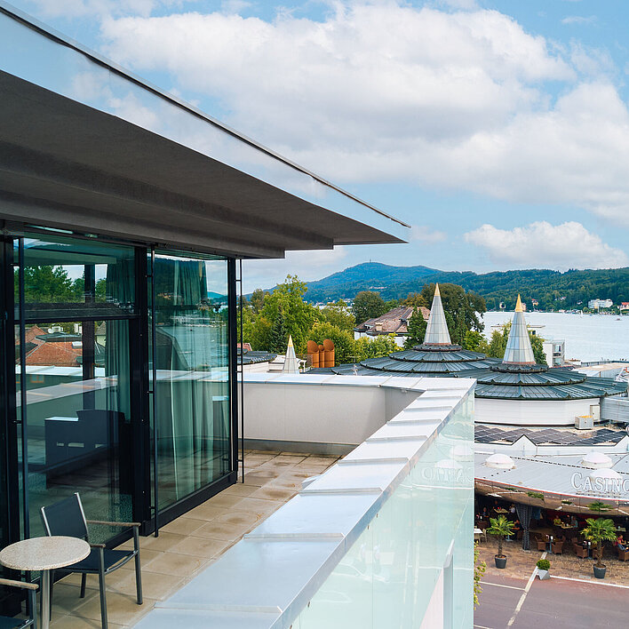 Terrasse des Seminarraums vom CasinoHotel mit Blick auf den See