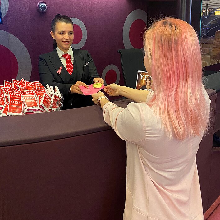 Pink Casino Night Mitarbeiterin Casino Bregenz verteilt Goodies an Gäste