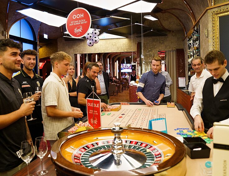 Die Teilnehmer:innen des Casino Cup am Roulette Tisch