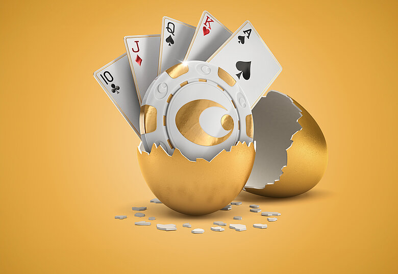 Goldenes Ei mit Pokerkarten