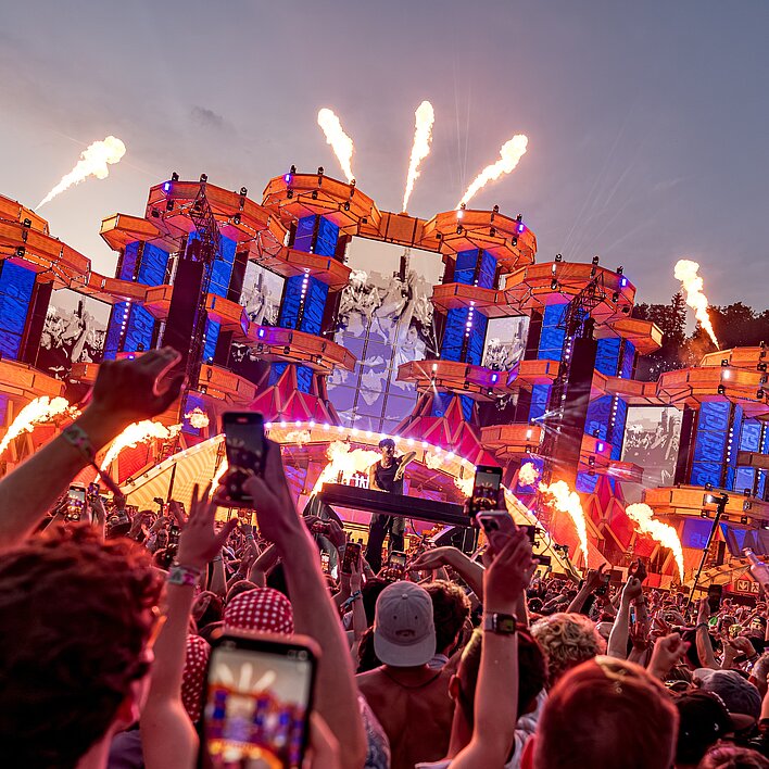 Electric Love Festival Publikum mit Smartphones vor Bühnen-Ansicht bei Dämmerung