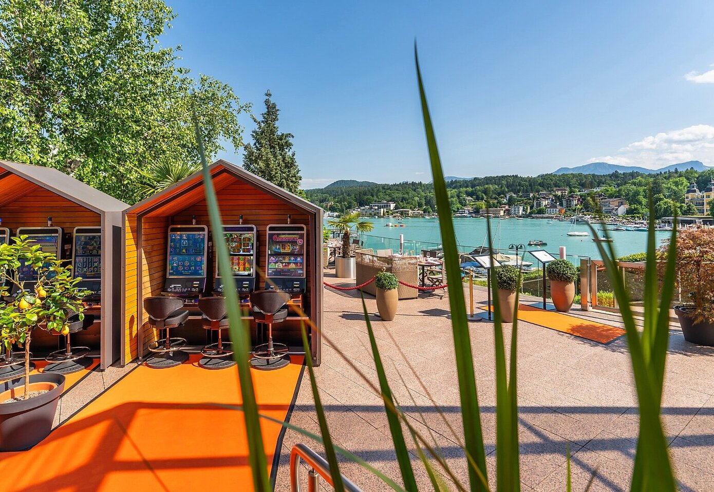 Spielautomaten auf Terrasse mit Seeblick