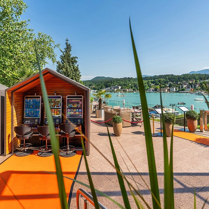 Spielautomaten auf Terrasse mit Seeblick