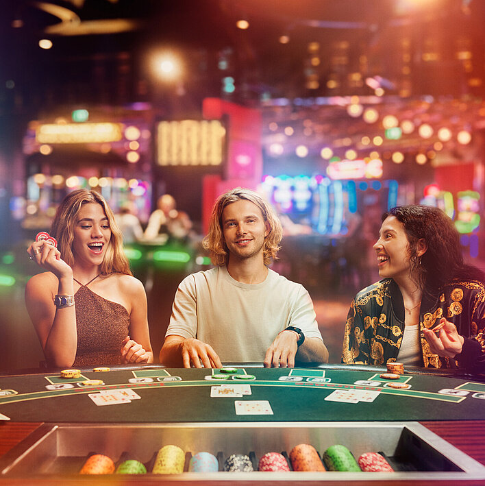 Casino Gäste spielen Black Jack Turnier im Casino