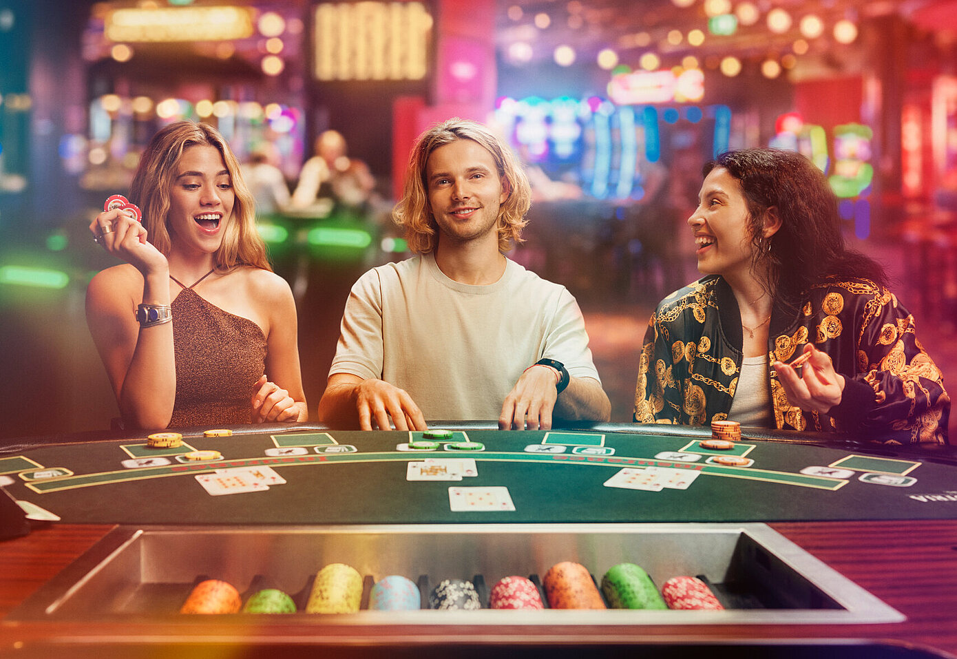 Casino Gäste spielen Black Jack Turnier im Casino