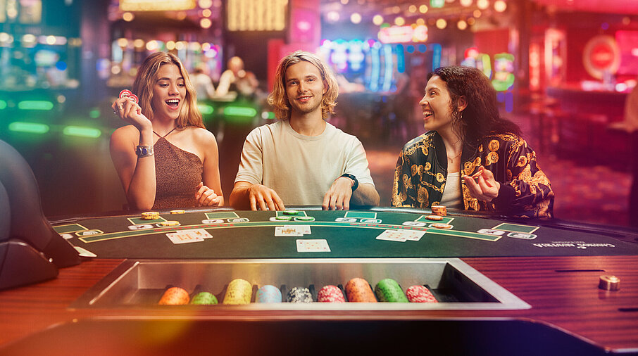 Casino Gäste spielen Black Jack Turnier im Casino