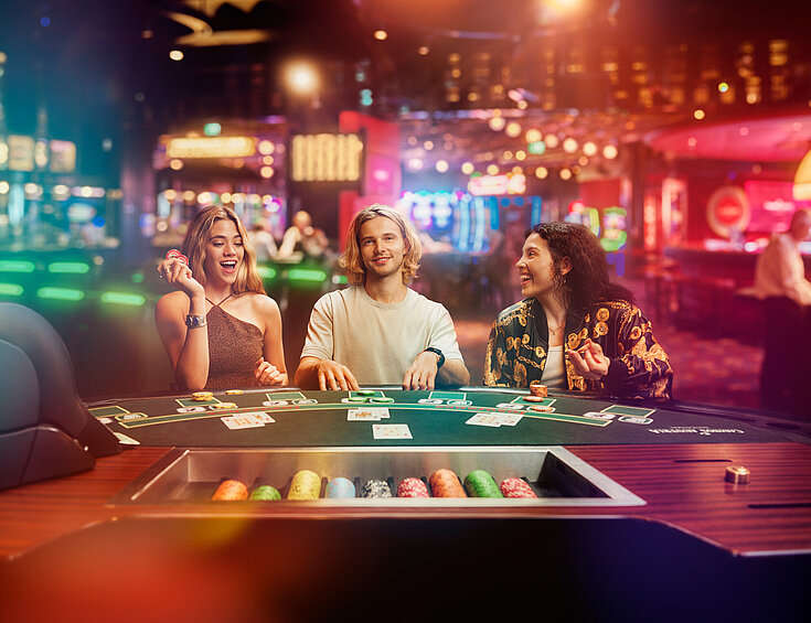 Casino Gäste spielen Black Jack Turnier im Casino