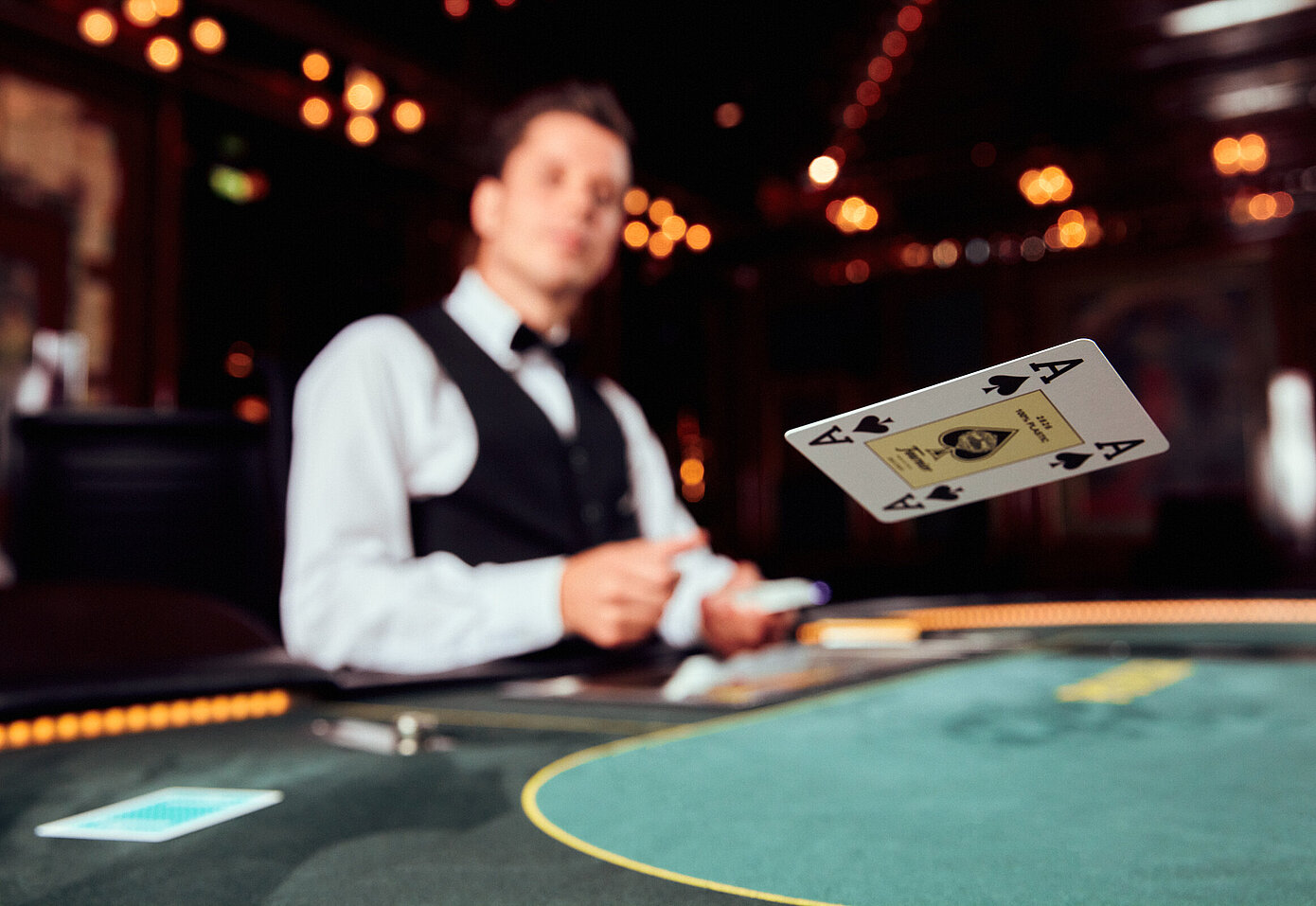 Black Jack Croupier lässt Karten fliegen