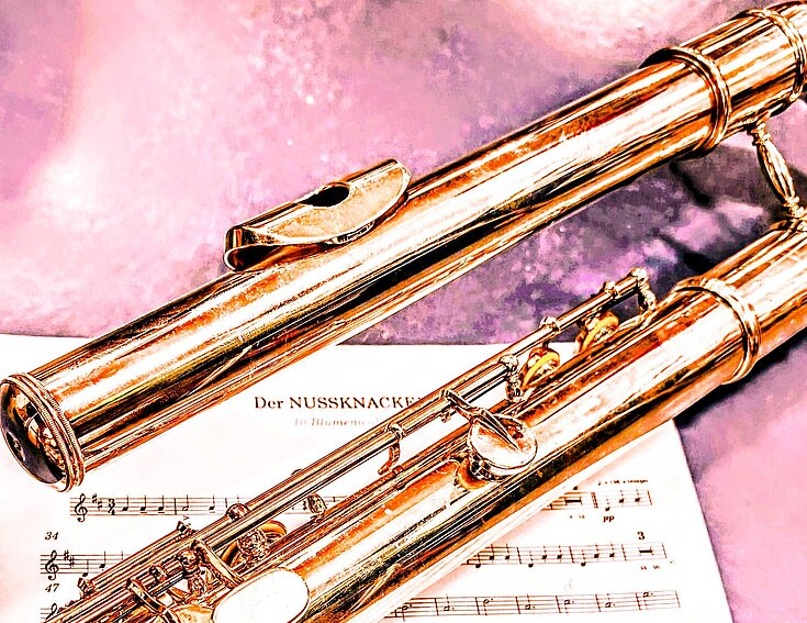 Eine Flöte mit Notenschlüssel Hintergrund