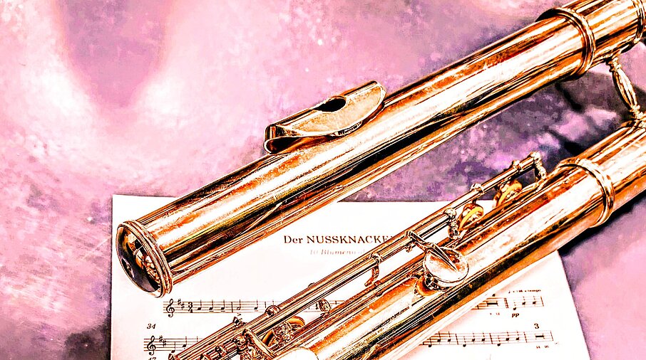 Eine Flöte mit Notenschlüssel Hintergrund