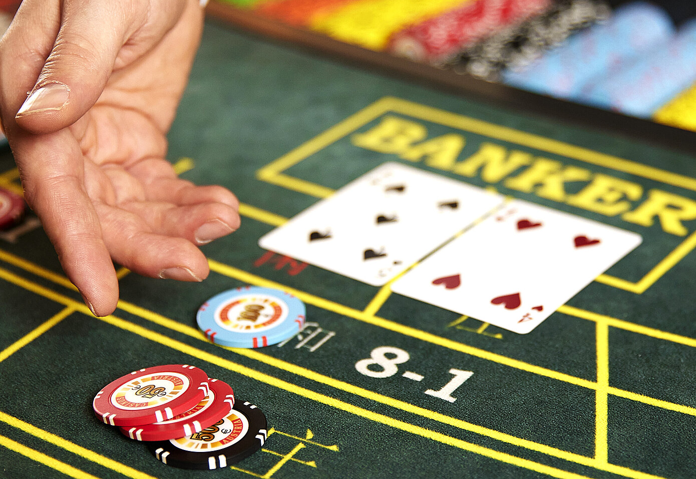 Macau Baccarat Spieltisch mit Karten Jetons und Croupier-Hand