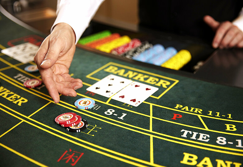 Macau Baccarat Spieltisch mit Karten Jetons und Croupier-Hand