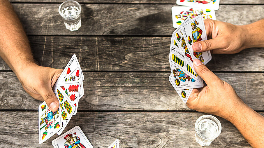 Zwei Spieler mit Schnapskarten für das Turnier im Casino Linz