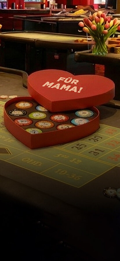 Muttertag Sales Aktion: Casino Ambiente, Jetons in Pralinen-Box am Roulette-Tisch