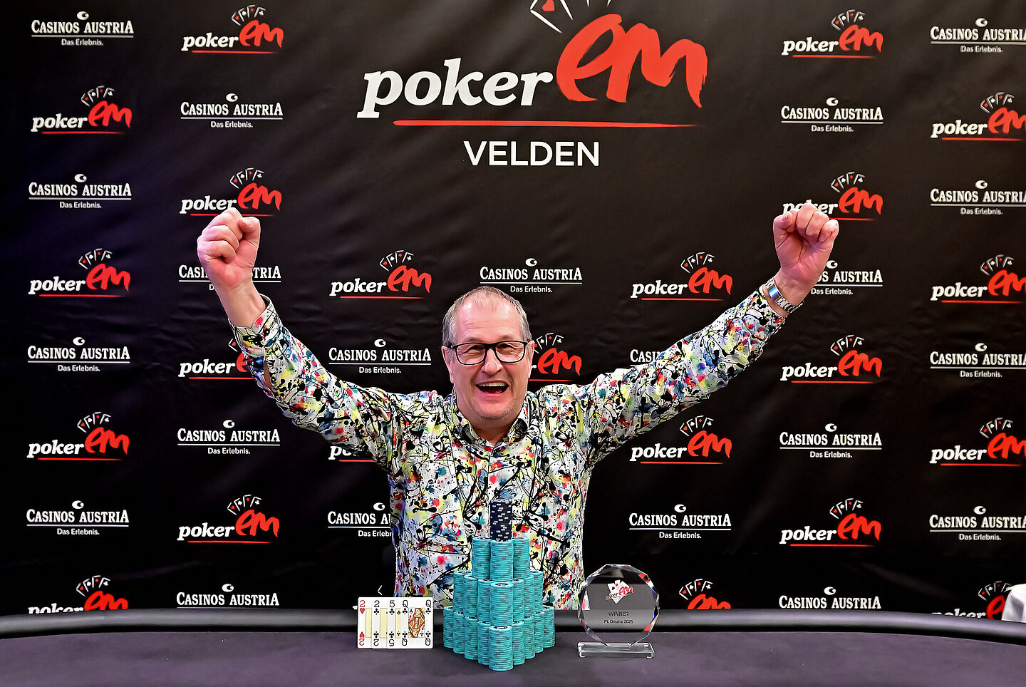 Gewinner vom PLO Omaha Turnier sitzt am Finaltisch mit Trophäe