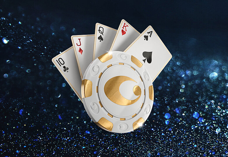 Pokerlogo vor dunkelblau glitzerndem Hintergrund