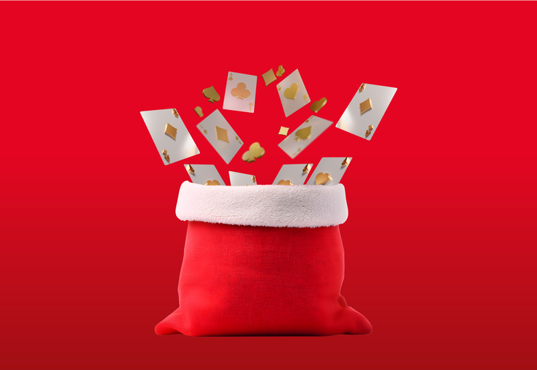 Roter Nikolaussack mit Pokerkarten auf rotem Hintergrund