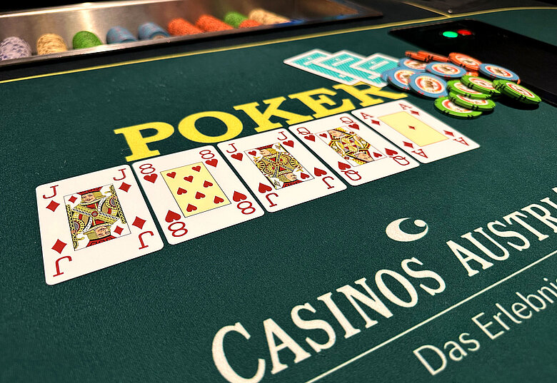 Poker Tisch mit fünf roten Karten auf dem Board