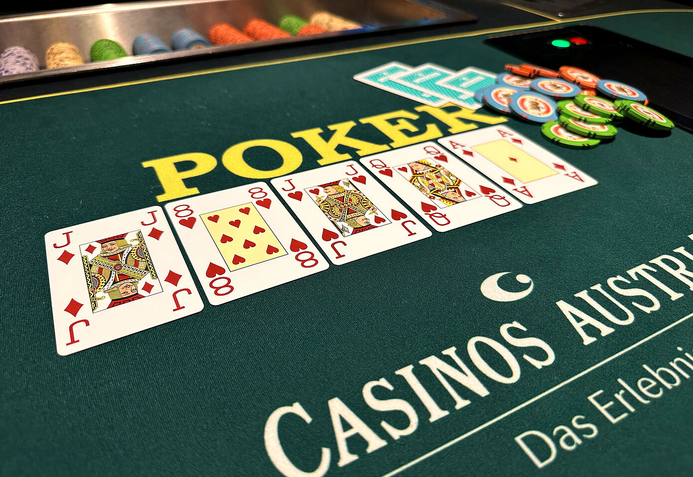 Poker Tisch mit fünf roten Karten auf dem Board