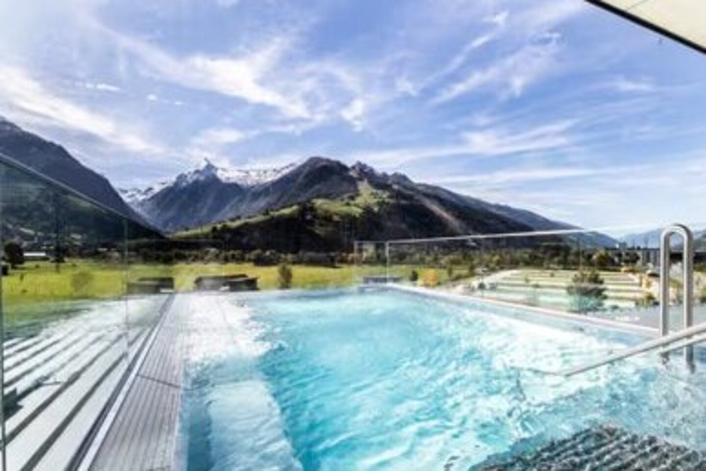 Erholung: Ansicht Außen-Pool mit Bergen im Hintergrund