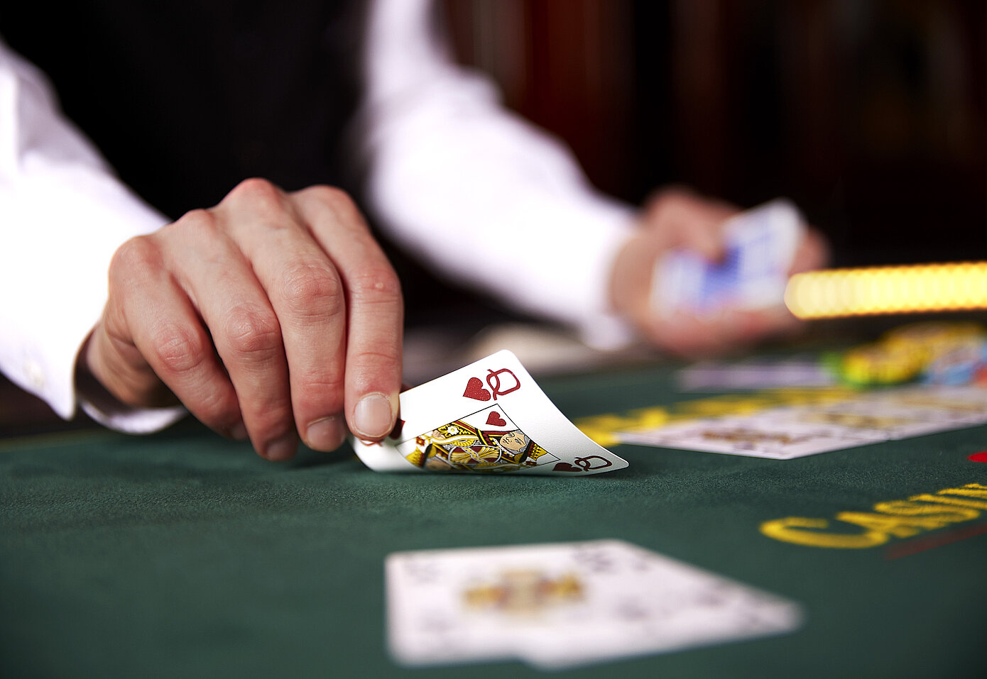 Poker Close-up Croupier Hand gibt Karten Jetons