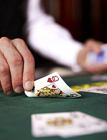 Poker Close-up Croupier Hand gibt Karten Jetons