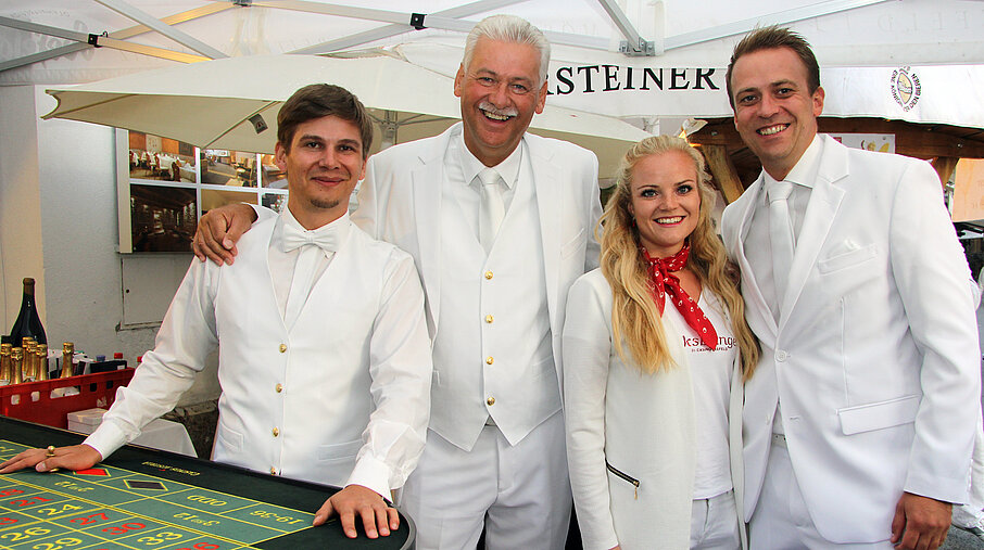 Casino Mitarbeiter ganz in Weiß am Dorfplatz Seefeld