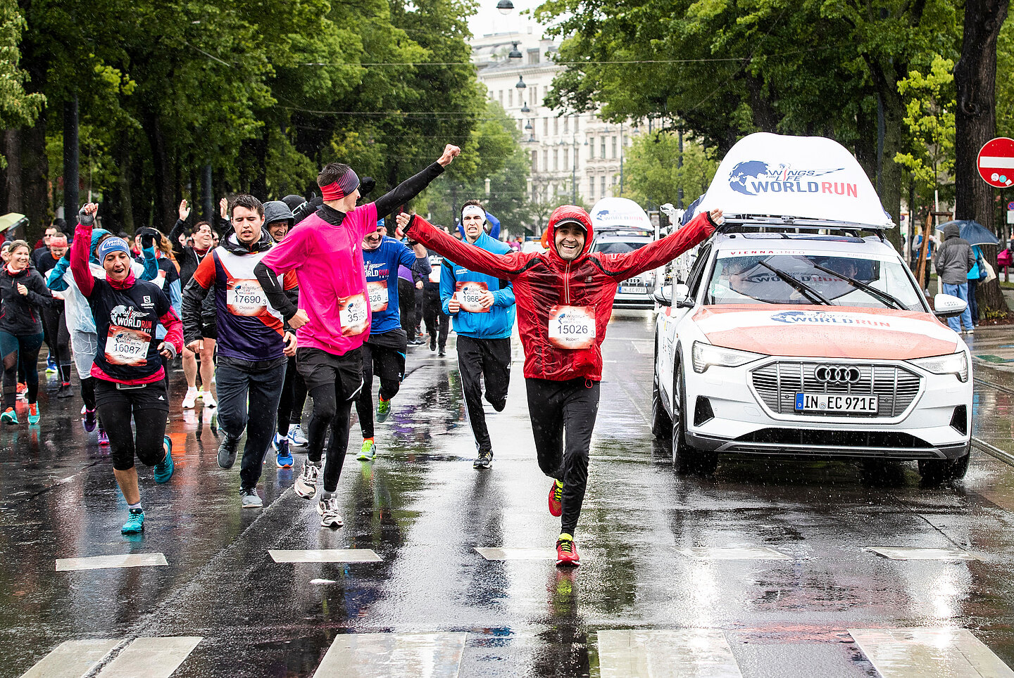 Wings for Life World Run Läufer mit Begleitfahrzeug