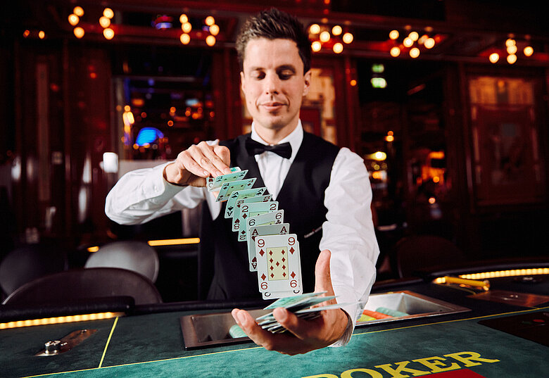 Croupier mischt die Pokerkarten fliegend