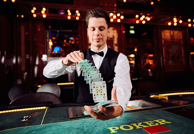 Croupier mischt die Pokerkarten fliegend