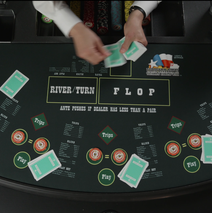 Ultimate Texas Hold'em Poker Spieltuch mit Jetons, Croupier teilt Karten aus