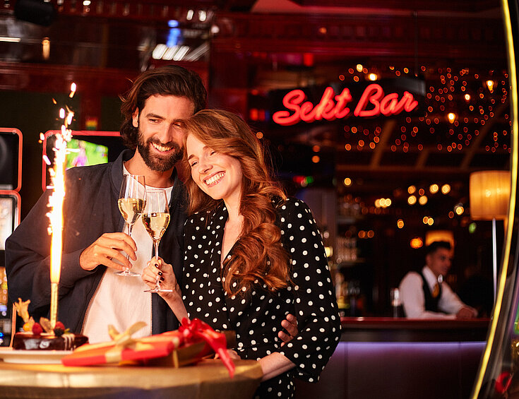 Casinos Austria Bar Geburtstag Paar Sprühkerze Sekt Torte