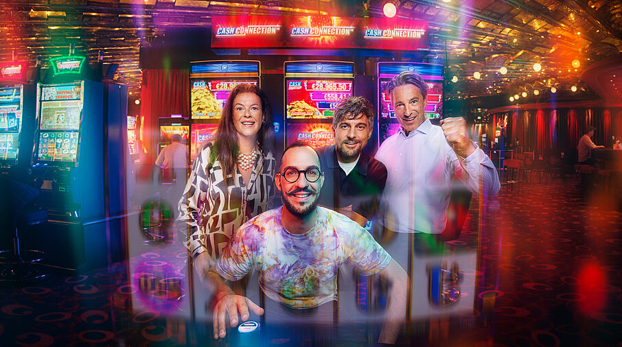 Gruppe vor Cash Connection Spielautomaten im Casino