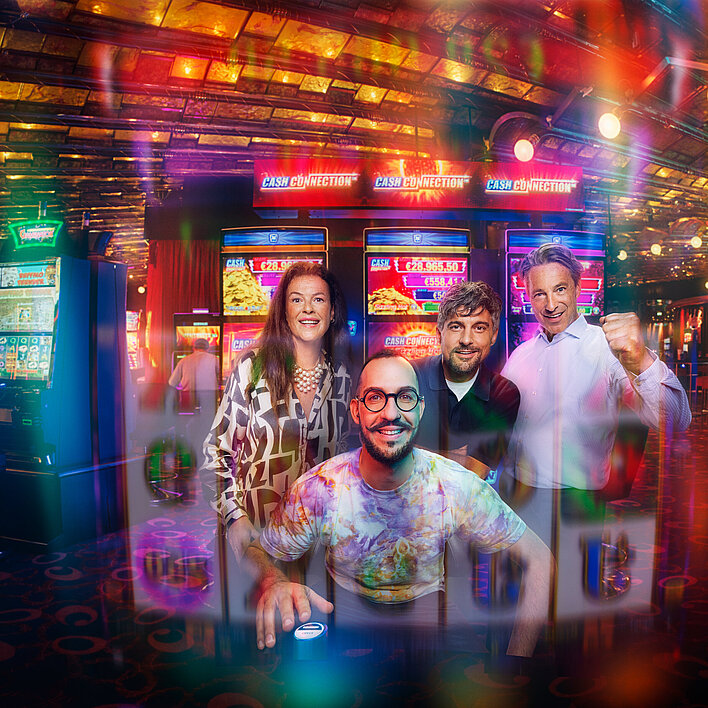 Gruppe vor Cash Connection Spielautomaten im Casino
