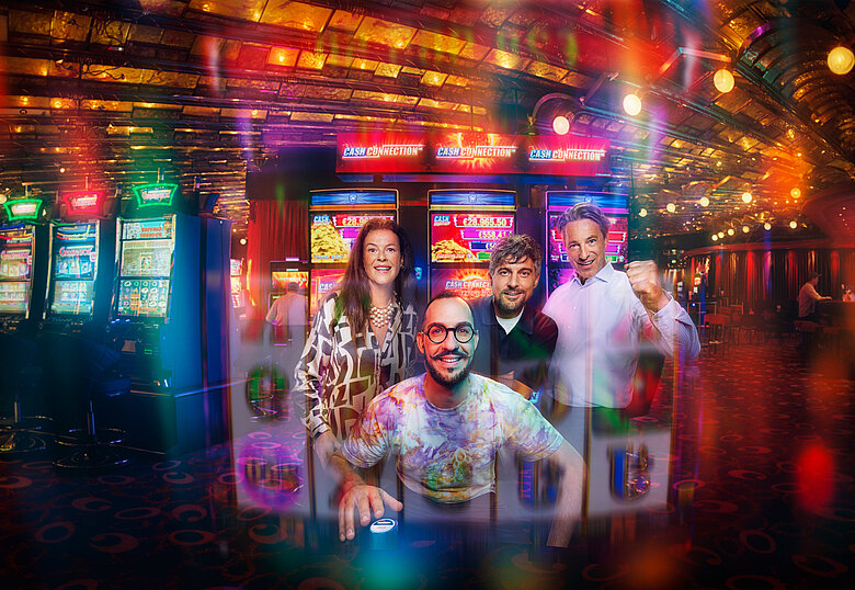 Gruppe vor Cash Connection Spielautomaten im Casino